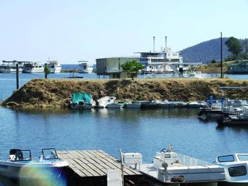 Assorted Houseboats on Lake Kariba 5